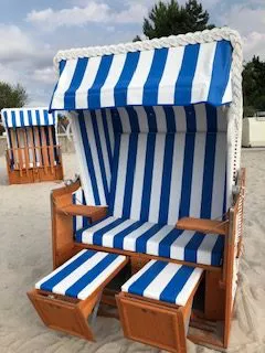 Strandkorb Ostsee – Blau/Weiß am Strand