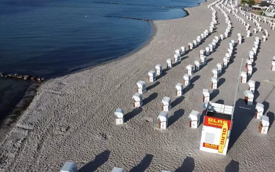 Luftaufnahme von Abschnitt D: Strandkorbreihen bis zur Wasserkante mit DLRG-Wachstation an der Ostsee