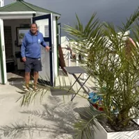 Mitarbeiter am Strandhäuschen der Strandkorbvermietung Glaser